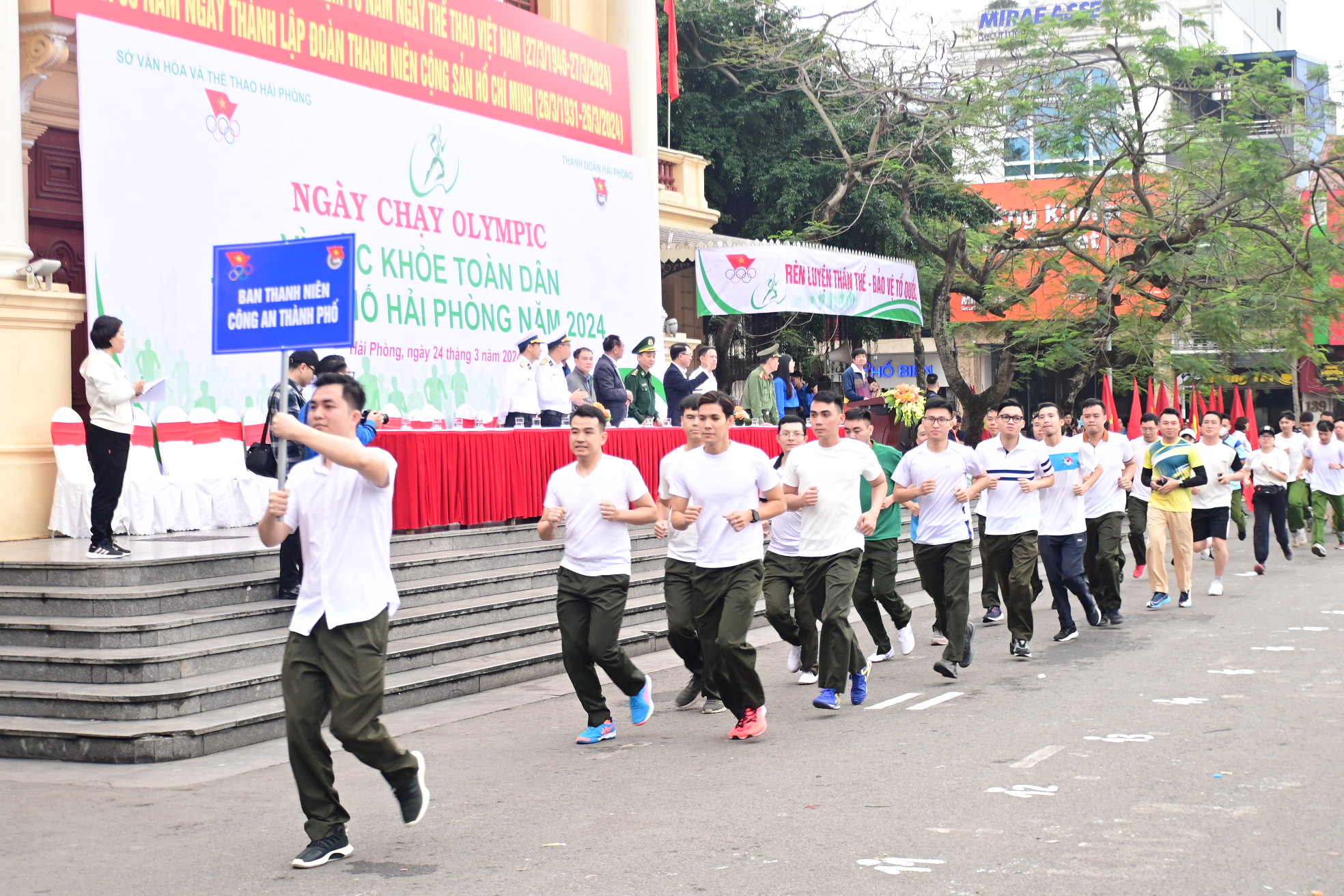Thanh niên Công an thành phố tham gia Ngày chạy Olympic Vì sức khỏe toàn dân thành phố năm 2024